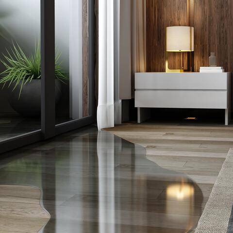 Acqua che entra dalla porta finestra e si espande sul pavimento in legno della camera da letto; comodino e pianta sullo sfondo.